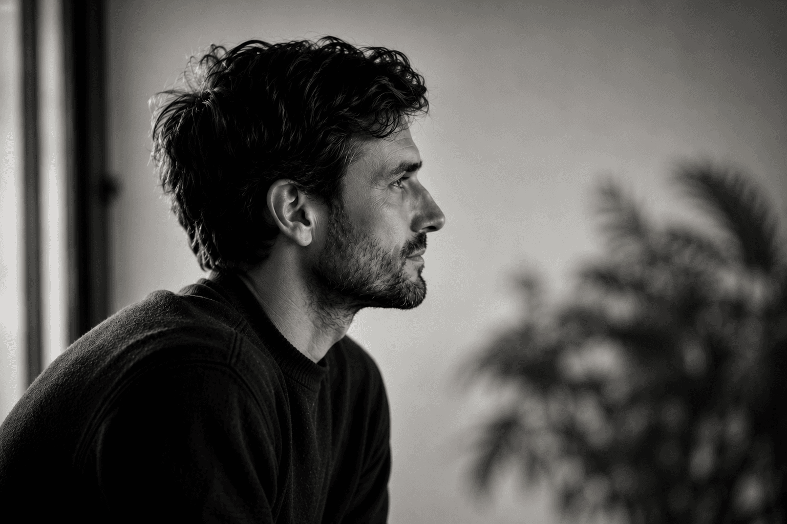 Retrato editorial de perfil de Simón Varela